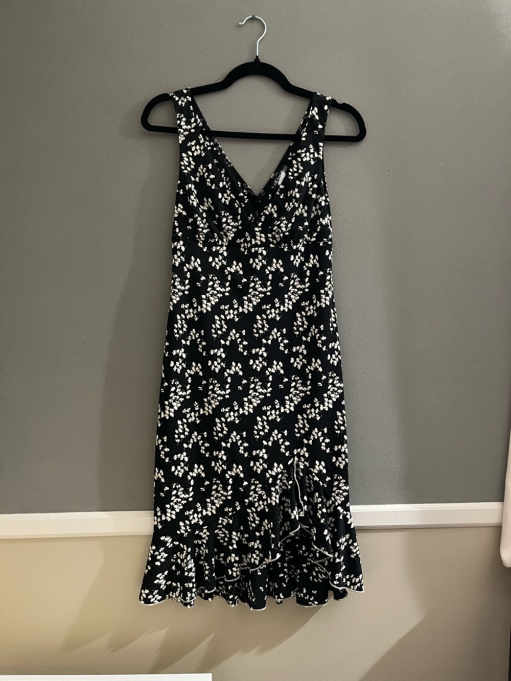 City Triangles Bias Cut Black White Floral Dress Sleeveless V-Neck Chiffon Y2K
